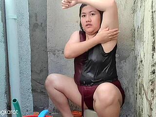 Una filippina si fa scopare mentre fa il bagno all'aperto