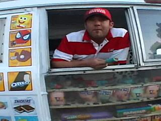 La animadora se pone traviesa en la furgoneta del helado