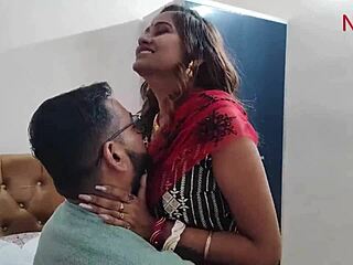 Судипа, индийская знаменитость, занимается страстным сексом со своим супругом в их интимной комнате, что приводит к значительной эякуляции в ее нижнюю индийскую область
