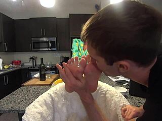 ابن الزوج يستمتع بشهوته للأقدام مع أقدام نايلون عرقية في فيديو كامل الطول