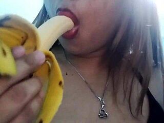 Érzéki banánjelenet egy kanyargós sztárral