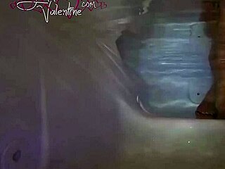 Fürdés közbeni szórakozás Jemma Valentine-nal egy nedves és játékos csábításban