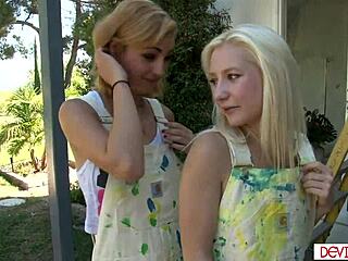 Twee jonge blondines genieten van oraal en anaal plezier buiten