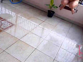 Seorang ibu rumah tangga menikmati ayunan tanpa pakaian dalam sambil mencari perlindungan dari hujan di bawah payung dalam video klasik panjang