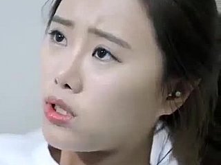 部屋で上司にセックスされる韓国人の女の子のフルビデオ